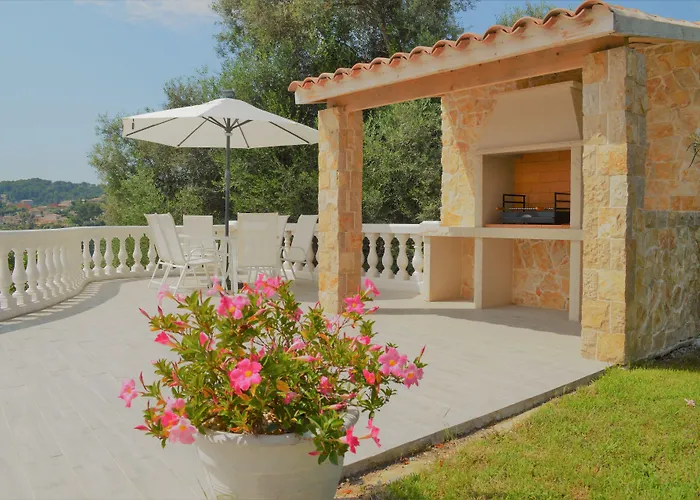 Couette-café La Terre Des Lauriers 4*