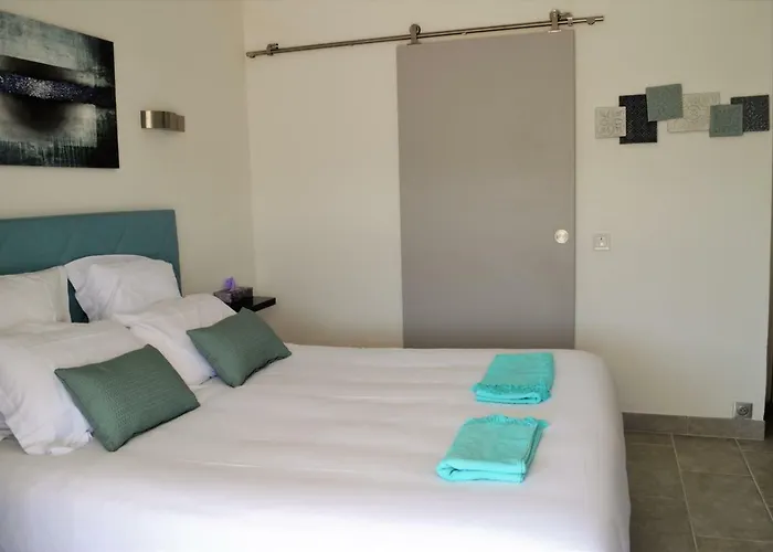 Couette-café La Terre Des Lauriers 4*