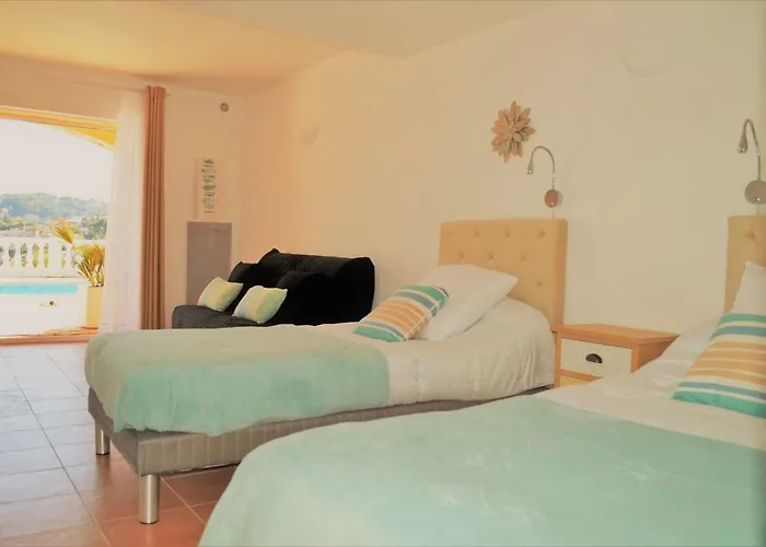 La Terre Des Lauriers Couette-café 4*