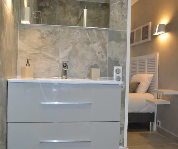 Couette-café La Terre Des Lauriers 4*