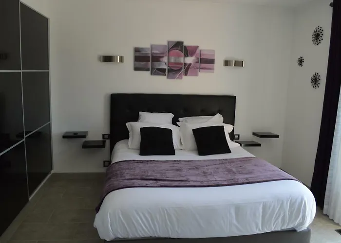 Couette-café La Terre Des Lauriers 4*