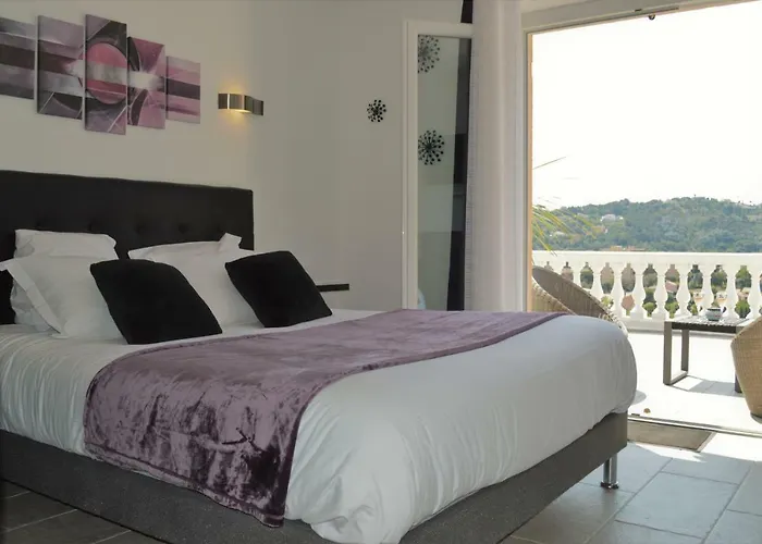 La Terre Des Lauriers Couette-café 4*