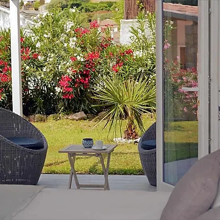 La Terre Des Lauriers Bed & Breakfast 4*