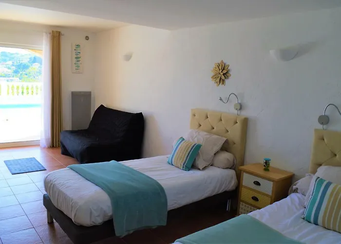 La Terre Des Lauriers Oda ve Kahvaltı 4*